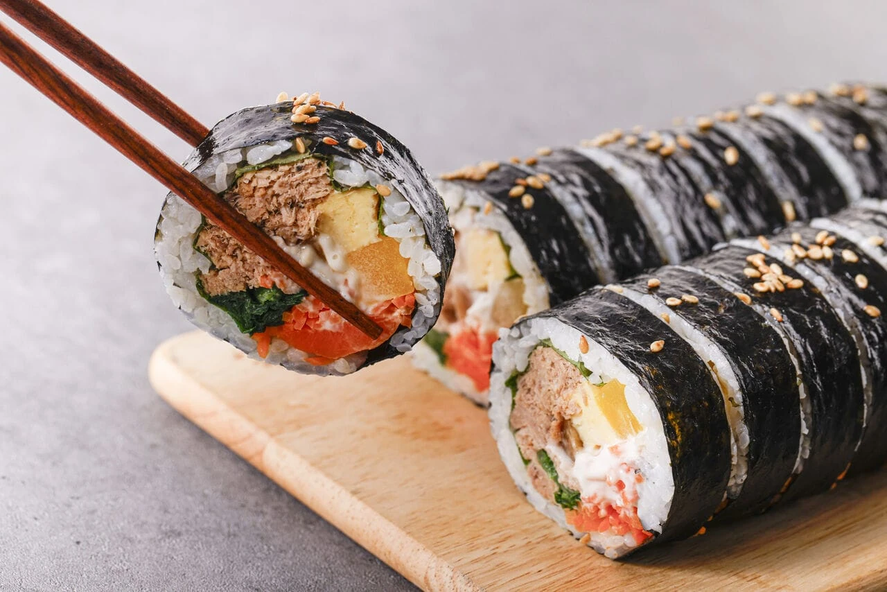 Rollos coreanos de kimbap con arroz, vegetales y alga